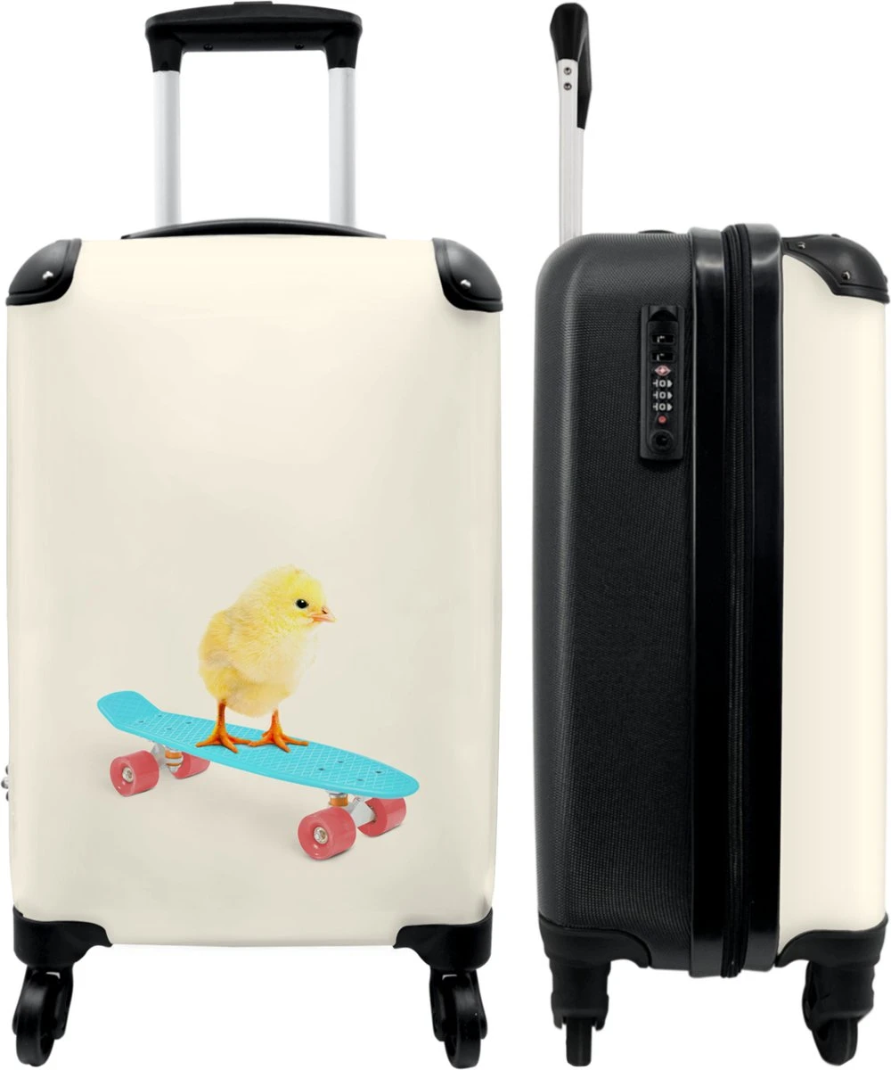 NoBoringSuitcases.com® Kinderkoffer - Trolley Op Wieltjes - Kuiken - Skateboard - Blauw - Kinderen - Dieren - Reiskoffer Kinderen - Past Binnen 55x40x20 Cm En 55x35x25 Cm - Fotokoffer 1 NoBoringSuitcases.com® Kinderkoffer - Trolley Op Wieltjes - Kuiken - Skateboard - Blauw - Kinderen - Dieren - Reiskoffer Kinderen - Past Binnen 55x40x20 Cm En 55x35x25 Cm - Fotokoffer