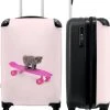 NoBoringSuitcases.com® Kinderkoffer - Handbagage Kinderen - Kitten - Skateboard - Roze - Meisjes - Kinderen - Trollet Op Wieltjes - Past Binnen 55x40x20 Cm En 55x35x25 Cm - Koffer Meisje