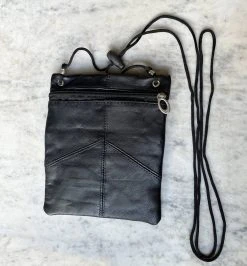 Lundholm Paspoorthouder - Reistas - Paspoort Hoesje - Nektasje - Reisportemonnee - Zwart Leer Nektas Inzetbaar Als Reistas - Reisportemonnee - Paspoorthouder - Paspoort Zwart -Bagage En Reistassen 1113x1200 5