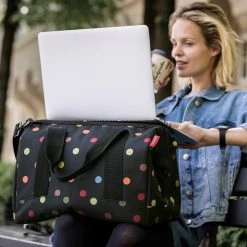 Reisenthel Allrounder M Reistas Sporttas - Maat M - 18L - Dots Zwart 18 Reisenthel Allrounder M Reistas Sporttas - Maat M - 18L - Dots Zwart -Bagage En Reistassen 1200x1200 1806