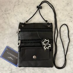 Lundholm Paspoorthouder - Reistas - Paspoort Hoesje - Nektasje - Reisportemonnee - Zwart Leer Nektas Inzetbaar Als Reistas - Reisportemonnee - Paspoorthouder - Paspoort Zwart