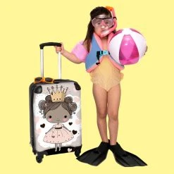 NoBoringSuitcases.com® Kinderkoffer - Trolley Op Wieltjes - Prinses - Hartjes - Kroon - Roze - Meisjes - Koffer Meisje - Past Binnen 55x40x20 Cm En 55x35x25 Cm - Reiskoffer - Fotokoffer -Bagage En Reistassen 1200x1200 250