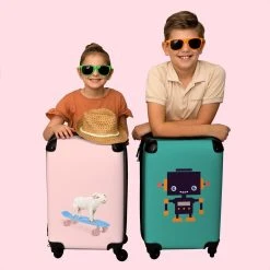 NoBoringSuitcases.com® Kinderkoffer - Trolley Kinderen - Varken - Roze - Skateboard - Kinderen - Meisje - Koffer Dieren - Past Binnen 55x40x20 Cm En 55x35x25 Cm - Reiskoffer Met Wielen -Bagage En Reistassen 1200x1200 775