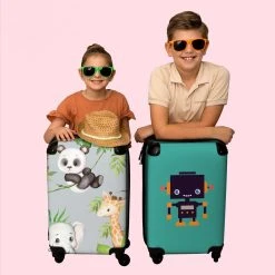 NoBoringSuitcases.com® Koffer - Jungle - Panda - Olifant - Giraffe - Kinderen - Past Binnen 55x40x20 Cm En 55x35x25 Cm - Handbagage - Trolley - Fotokoffer - Cabin Size - Print -Bagage En Reistassen 1200x1200 793