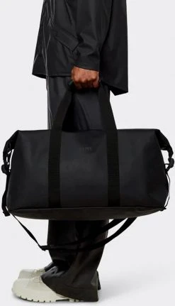 Rains Weekendtas 37 Liter - Zwart -Bagage En Reistassen 688x1200 3