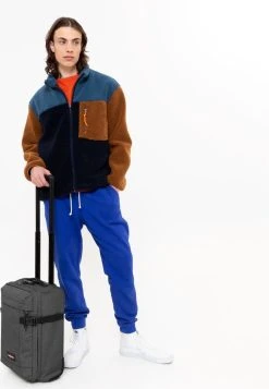 Eastpak TRANVERZ XXS Reiskoffer, Handbagage (45 X 32 X 20 Cm) - Black Denim 13 Eastpak TRANVERZ XXS Reiskoffer, Handbagage (45 X 32 X 20 Cm) - Black Denim -Bagage En Reistassen 830x1200